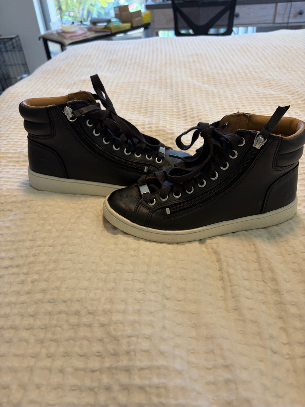 Ugg women’s like New leather hightop sneakers, excellent condition